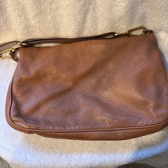 Tory Burch crossbody w removable strap in tan grained leather - Picture 2 of 7